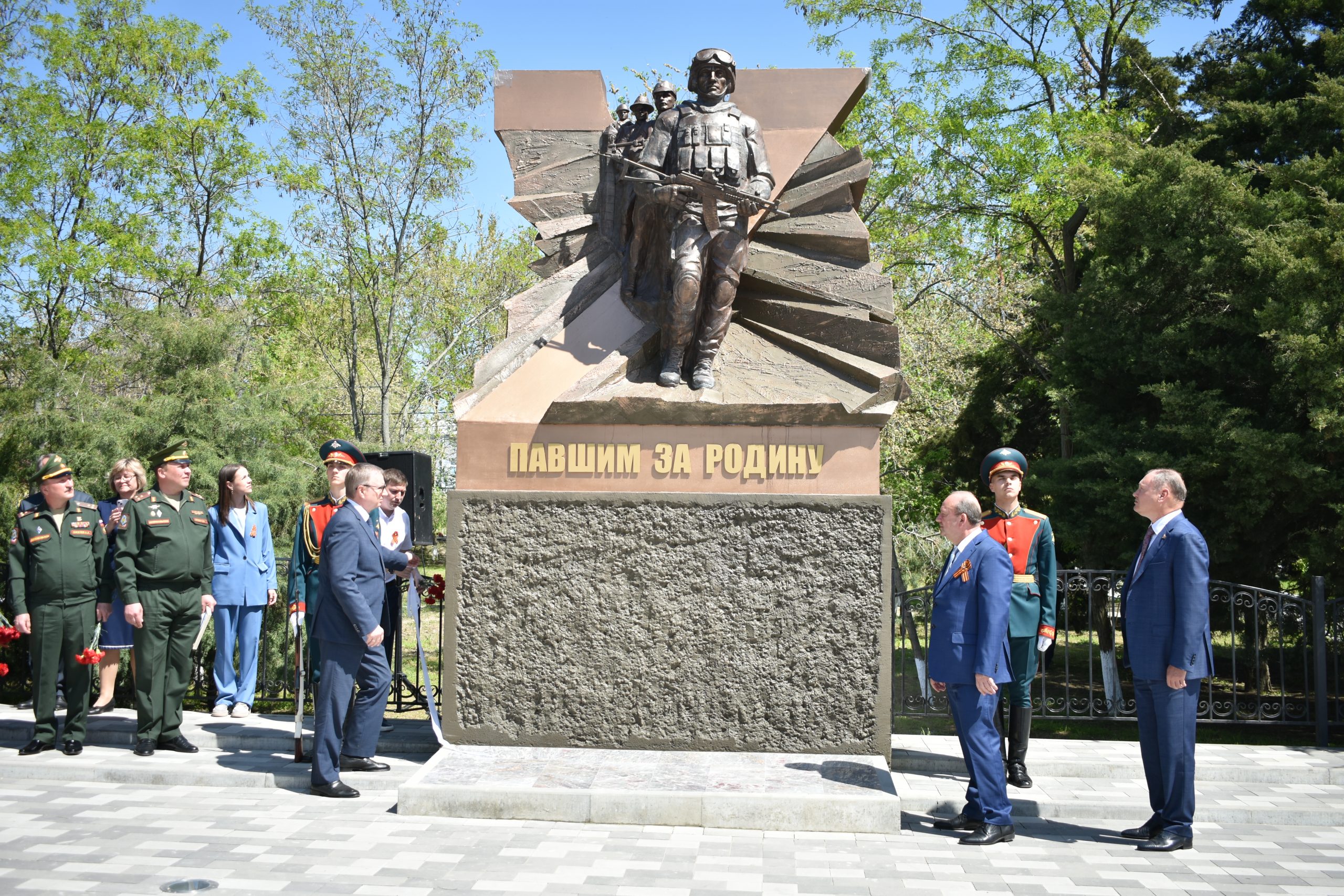 Открытие памятника в районном посёлке Усть-Донецком, посвящённого  участникам боевых действий, локальных войн и военных конфликтов. - Усть- Донецкий учебный центр